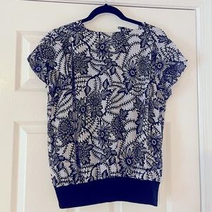 Shapely black white button down floral print blouse size small❤️ Very rare!!!